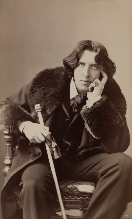 Oscar_Wilde_by_Napoleon_Sarony._Three-quarter-length_photograph,_seated