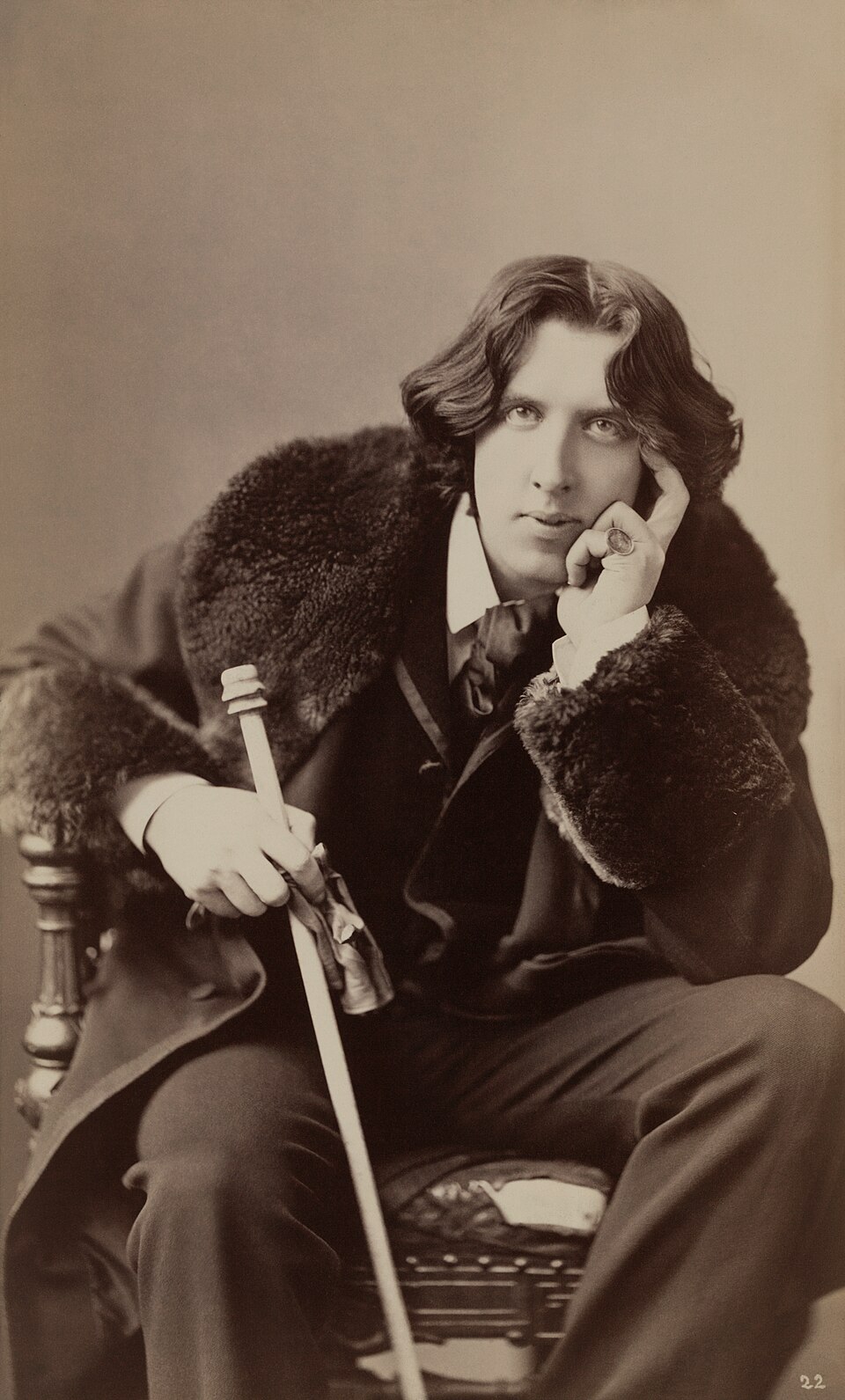 Oscar_Wilde_by_Napoleon_Sarony._Three-quarter-length_photograph,_seated